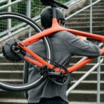 E-Bike Eeyo 1 über der Schulter getragen