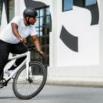 E-Bike Eeyo 1 in weiß bei der Fahrt