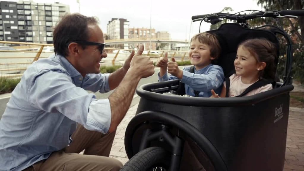 Zwei Kinder im Kindersitz des E-Bikes Bogbi