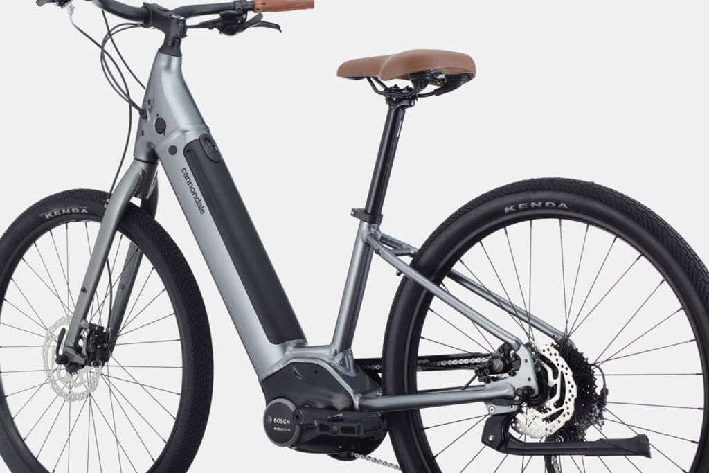 Seitenansicht des E-Bikes Cannondale Adventure Neo in der Farbe Charcoal Grey