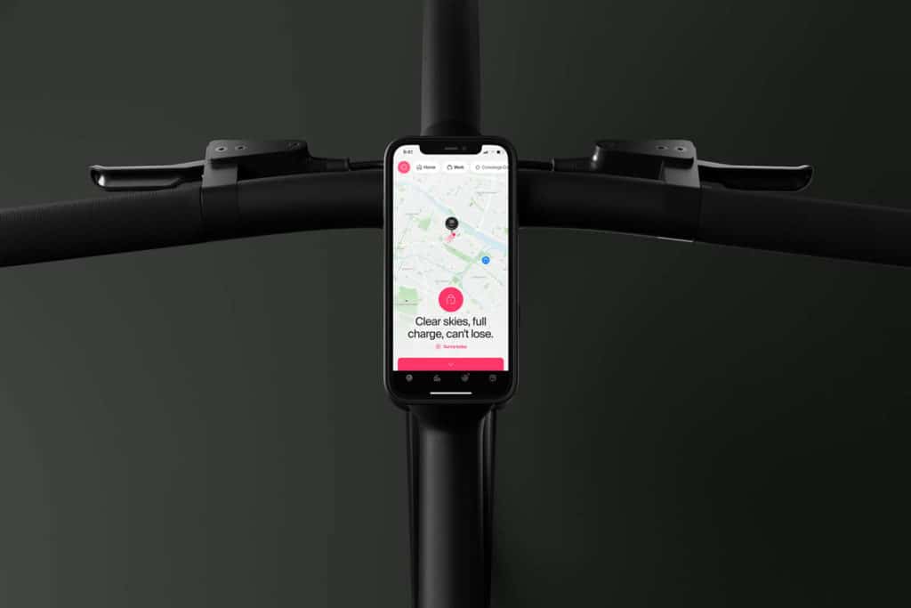 Cockpit des E-Bikes C4 von Cowboy mit befestigtem Smartphone