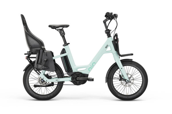 E-Bike Qio von Hartje mit montiertem Kindersitz und Frontgepäckträger