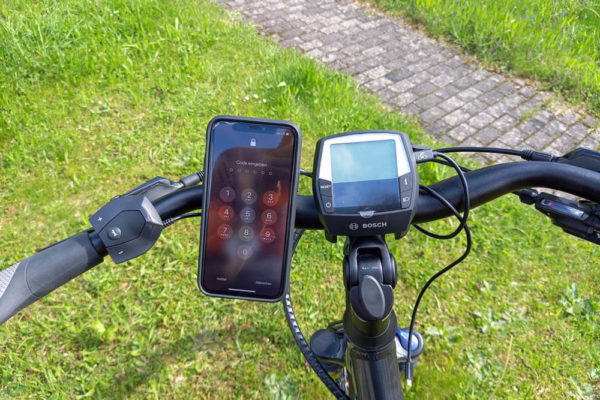 Anhaften oder drehen? Smartphone-Halterungen für E-Bikes im Test
