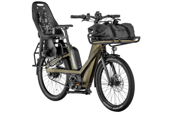 E-Bike Bergamont E-Cargoville Bakery Elite 2022 mit montiertem Kindersitz und beladenem Frontgepäckträger