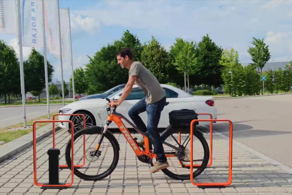 Heranfahren mit dem Fahrrad an den Q-Rack E-Plug Fahrradständer