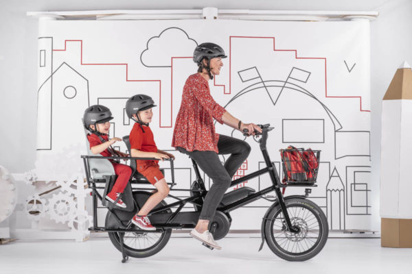 Maximal zwei Kinder auf dem E-Cargobike Moustache Lundi 20 transportieren