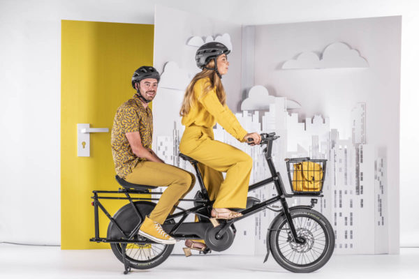 Erwachsene Passagiere auf dem E-Cargobike Moustache Lundi 20 transportieren