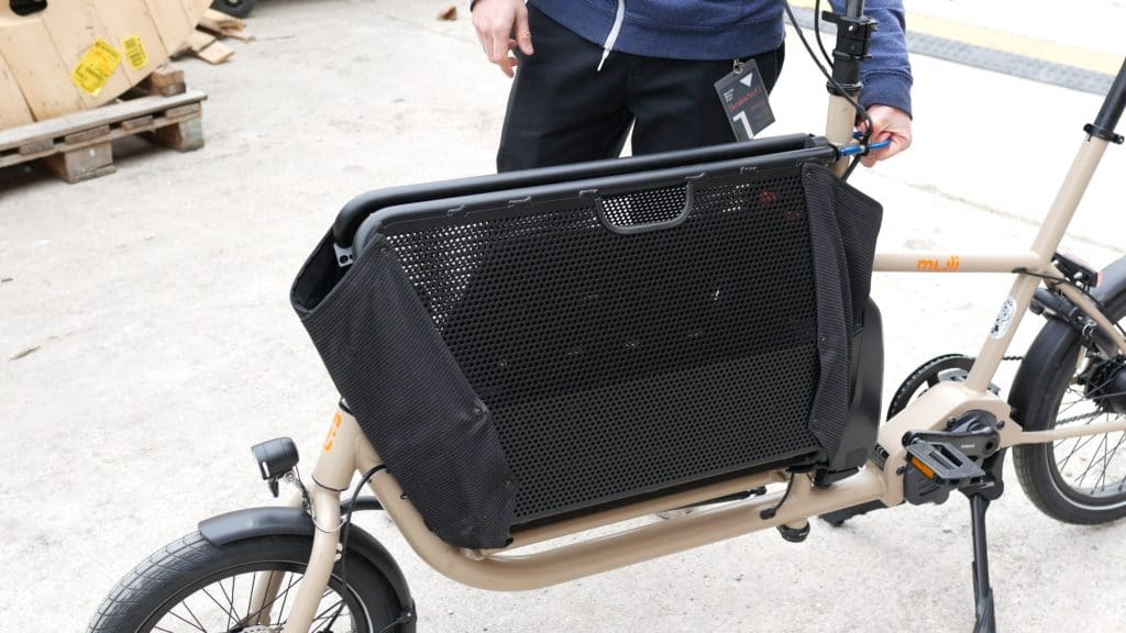 Zusammengefalteter Cargokorb am E-Bike Muli Cycles Muli Motor st