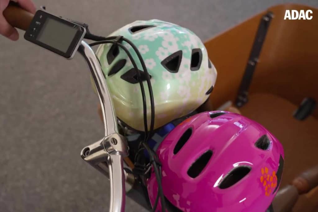 Bei großem Lenkeinschlag mit dem Helm eines Kindes kollidierender Lenker am E-Lastenfahrrad Babboe City-E