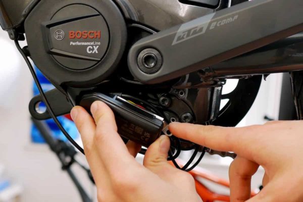 Einpassen des Bosch Connectmodule am Motor des E-Bikes