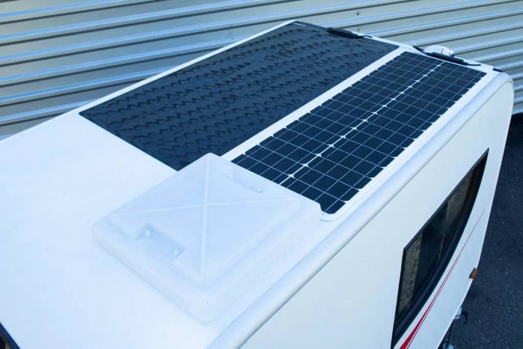 Solarpanels auf dem Dach des Campinganhängers Hupi für E-Bikes