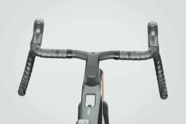 Cockpit mit komplett innen verlegten Kabeln am E-Bike Scott Solace eRide