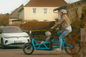 E-Lastenfahrrad und Auto begegnen sich auf einer für beide schlecht einsehbaren Kreuzung