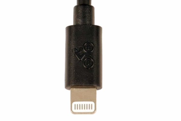 Lightning-Stecker des MFi-zertifizierten USB-Ladekabels mit Anschluss Micro A auf Apple Lightning