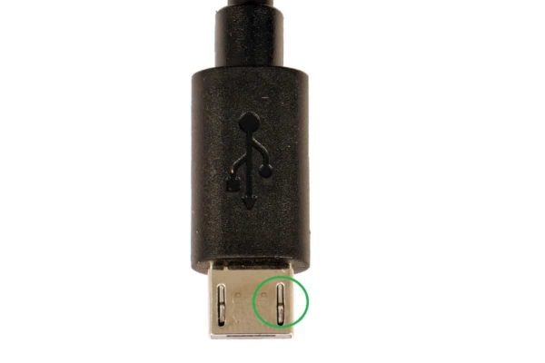 Detailaufnahme der Kontakte am USB-Stecker des MFi-zertifizierten USB-Ladekabels mit Anschluss Micro A auf Apple Lightning