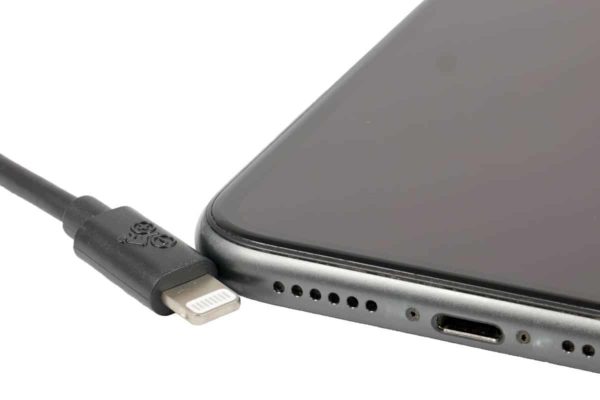 Lightning-Stecker des MFi-zertifizierten USB-Ladekabels mit Anschluss Micro A auf Apple Lightning