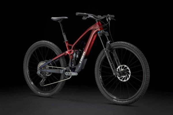 E-Bike Trek Fuel EXe 8 AXS in der Farbe Rage Red to Deep Dark Blue Fade