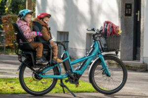 Zwei Kindersitze montiert auf dem hinteren Gepäckträger am E-Lastenfahrrad Cube Longtail Hybrid