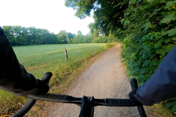 Fahrt mit dem E-Gravelbike Lapierre e-Crosshill 5.2 auf einem landwirtschaftlichen Nutzweg