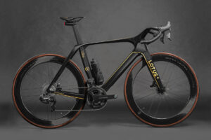 E-Rennrad Lotus Type 136 in der Farbe Black/Gold