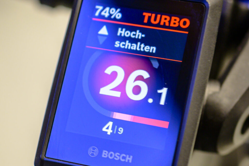 Anzeige der Empfehlung zum Hochschalten bei einem E-Bike mit der 3X3-Schaltnabe und der eShift-Funktion von Bosch