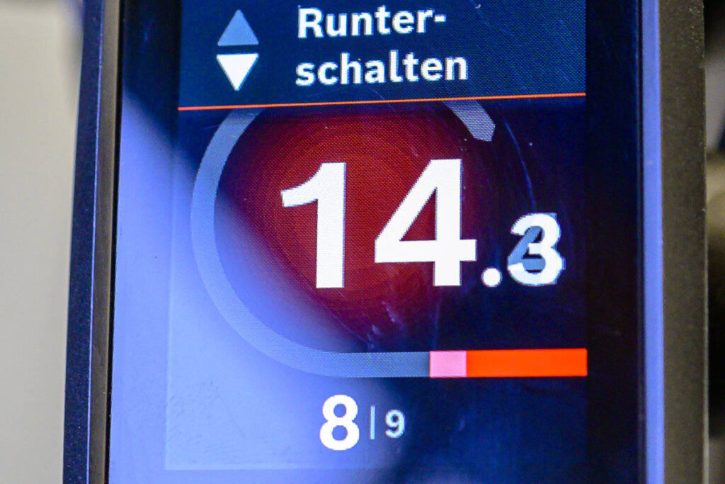 Anzeige der Empfehlung zum Herunterschalten bei einem E-Bike mit der 3X3-Schaltnabe und der eShift-Funktion von Bosch