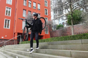 E-Bike Cube Editor Hybrid wird eine Treppe heruntergetragen