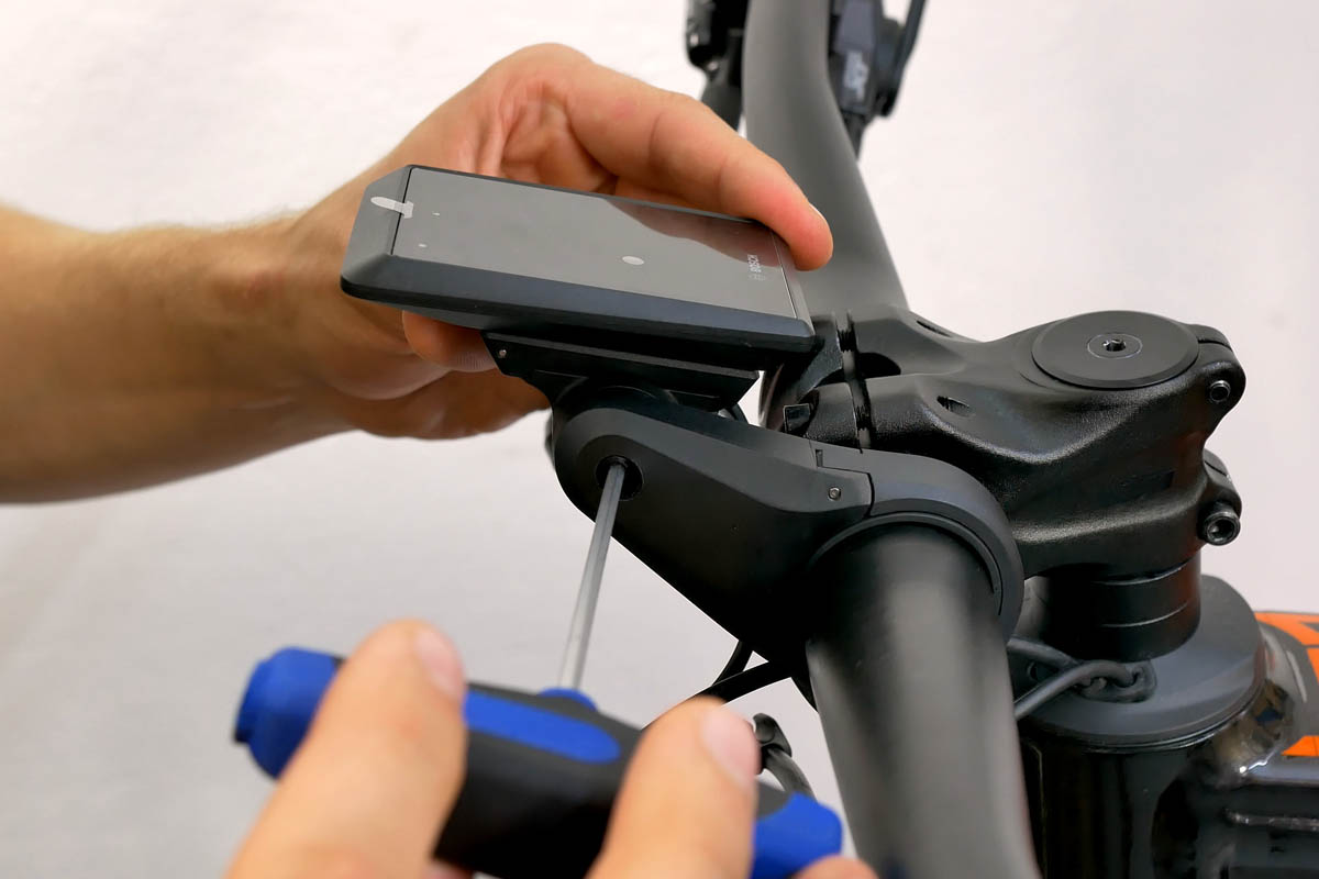 Montage eines Displays Bosch Kiox 500 an einem E-Bike mit Bosch Smart System