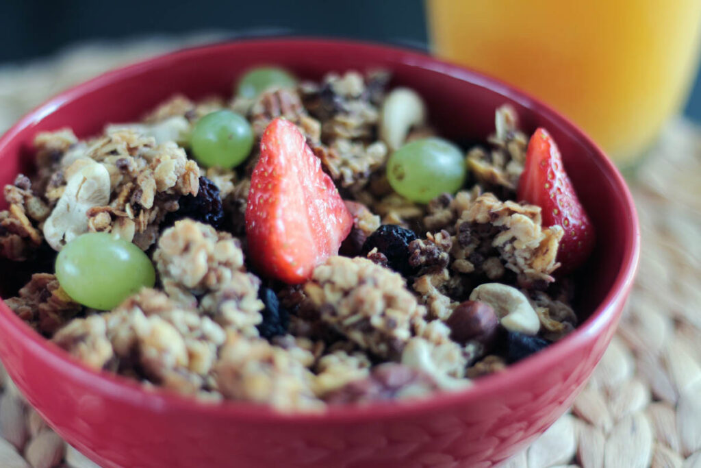 Schüssel gefüllt mit Müsli und frischem Obst