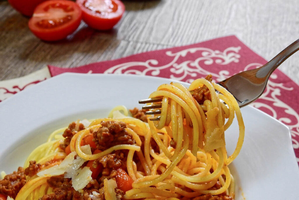 Teller mit Portion Spaghetti Bolognese