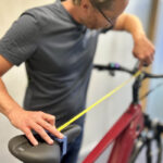 Ausmessen des Abstands zwischen Sattel und Lenker während eines Bikefittings für E-Bikes