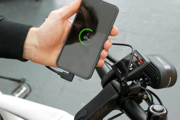 Aufladen eines Smartphones am Ladeport Supernova USB-C Charger für E-Bikes