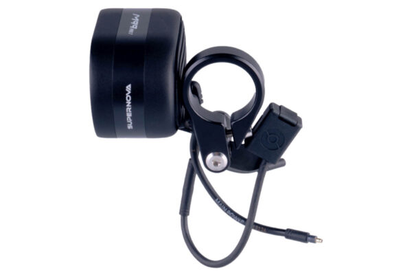 Ladeport Supernova USB-C Charger für E-Bikes installiert am Frontscheinwerfer Supernova M99 Pro 2